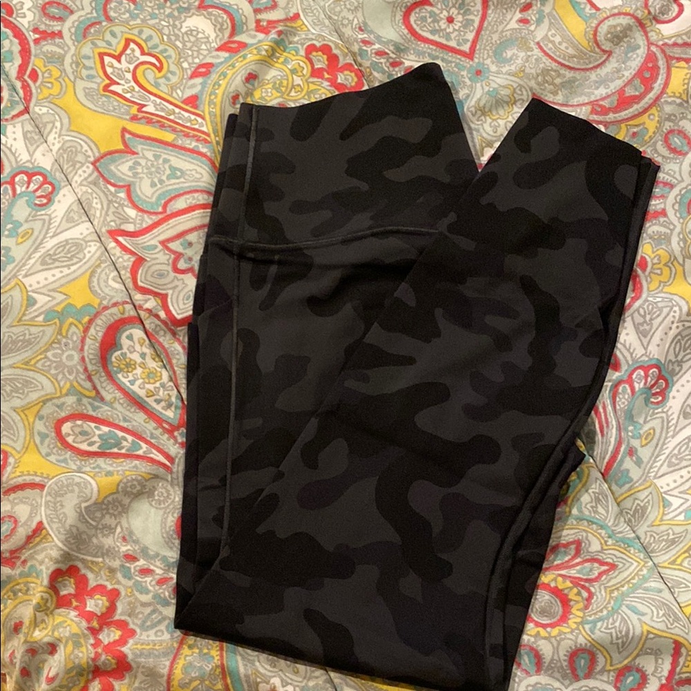 NWOT Nike black camo leggings. Large.
